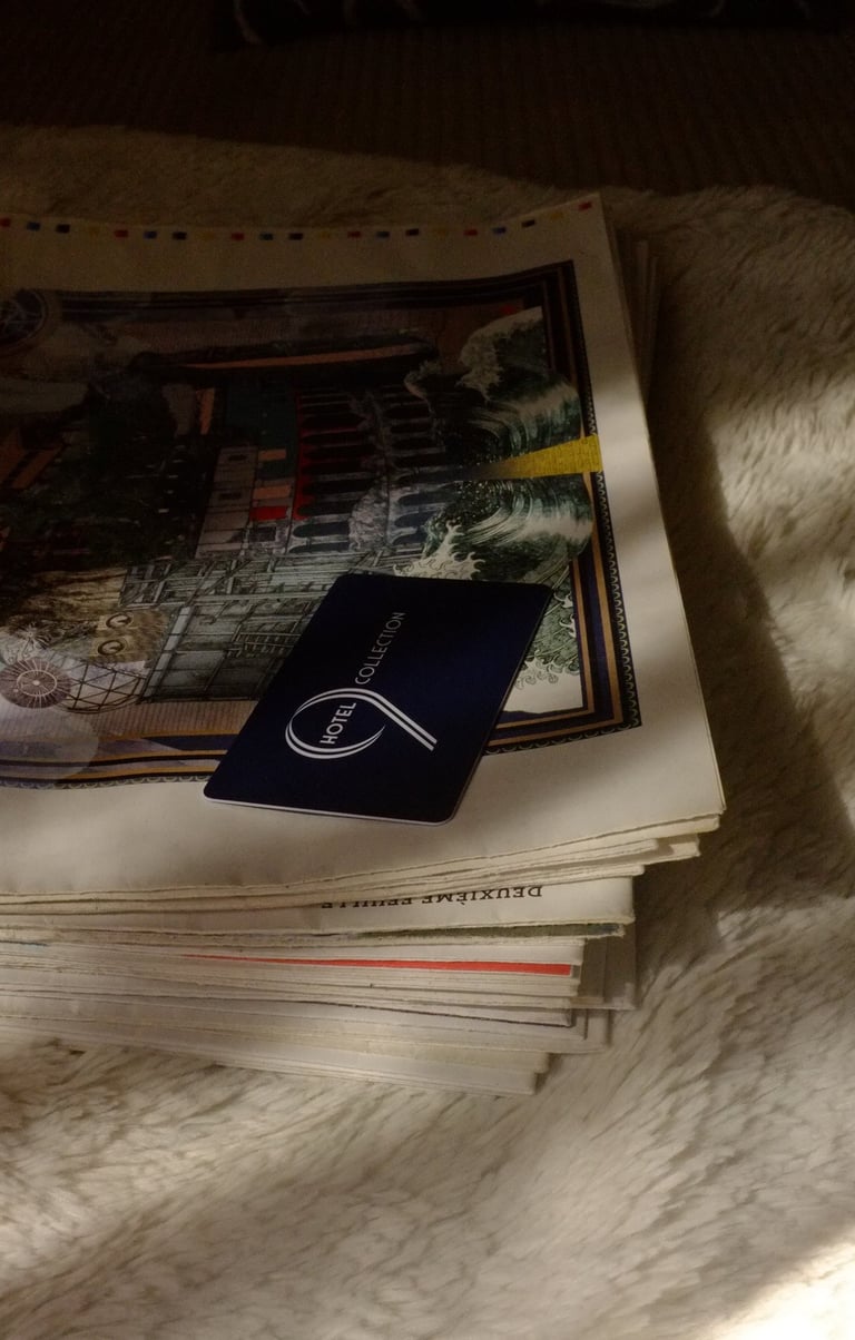 Carte RFID PVC Keywave personnalisée pour hôtel, posée sur une pile de magazines illustrées