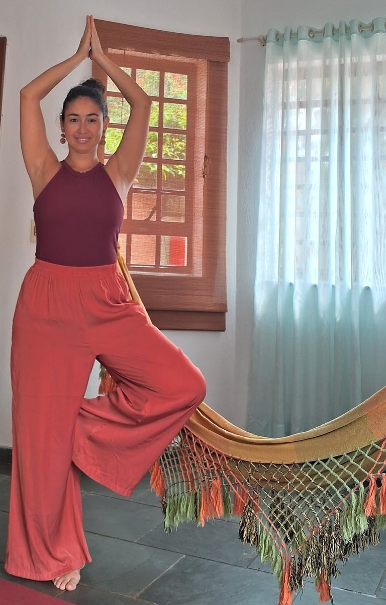 Clara Coelho em postura de equilíbrio no Recanto Clara. Harmonia entre ciência do cuidado e relaxame