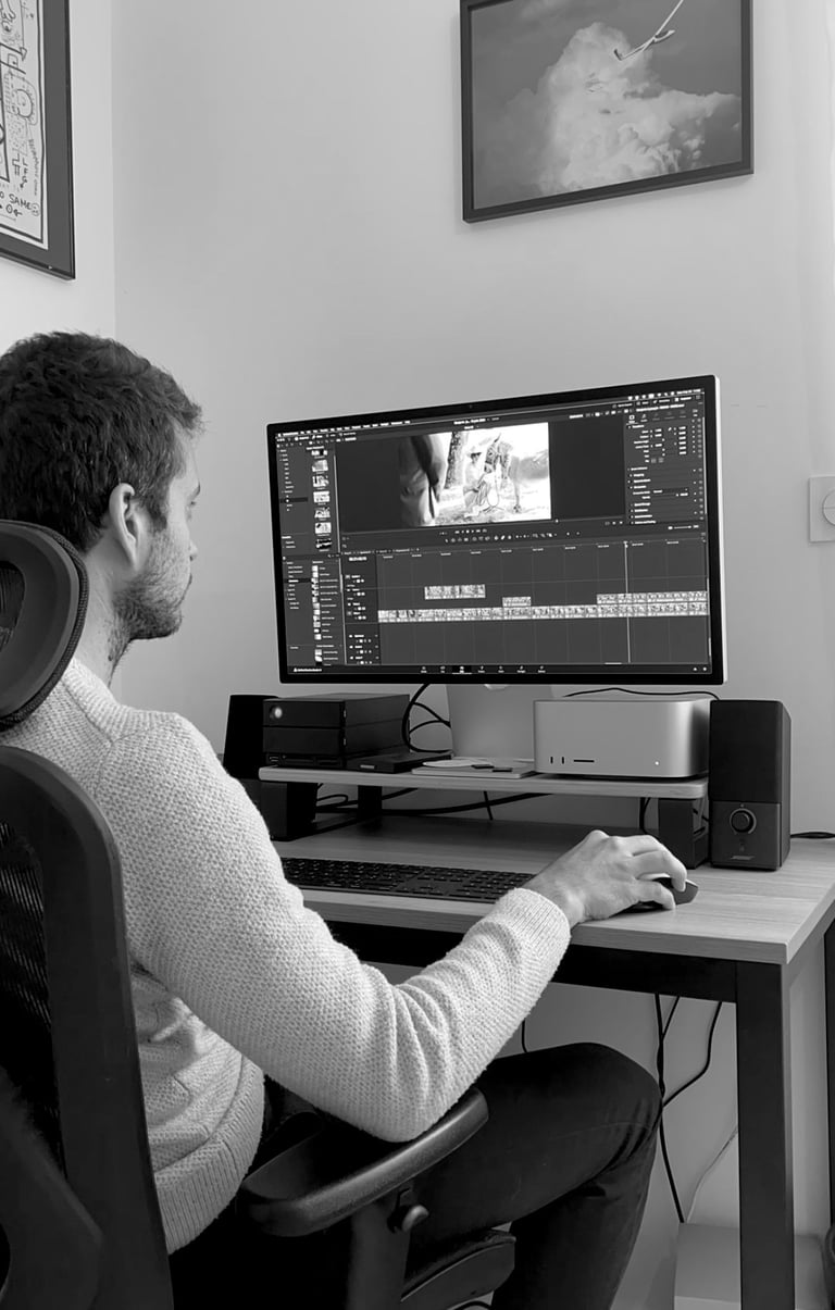 vincent tesniere en train de faire du montage vidéo