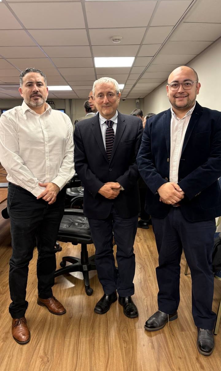 Rodrigo Carrillo y Bruno Villalobos junto al Ministro de Ciencia, Aldo Valle