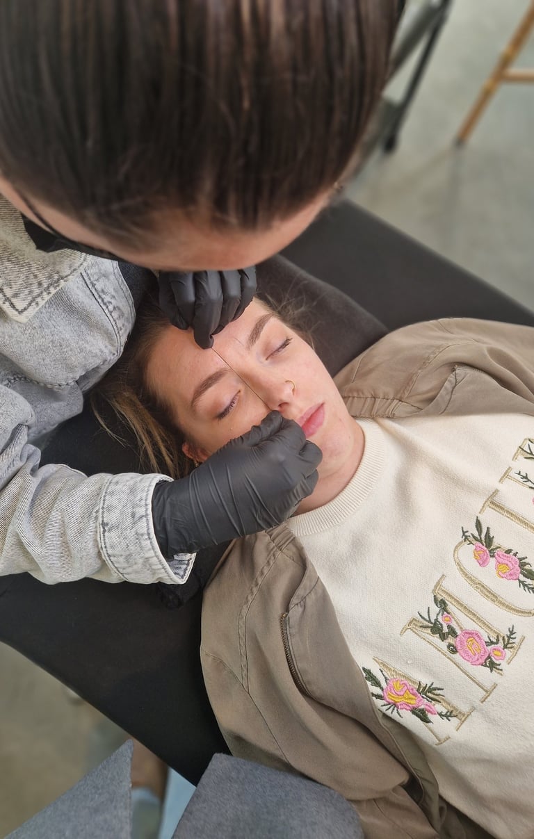 Professionnelle en train de faire un mapping sur des sourcils