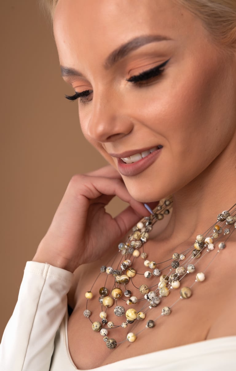 Gintaro papuosalai ant moters