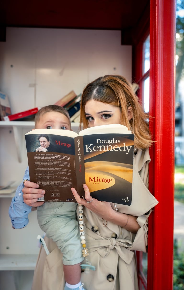 maman et bébé lors d'un shooting photo plein d'authenticité en exterieur , lumiere naturelle  , 66