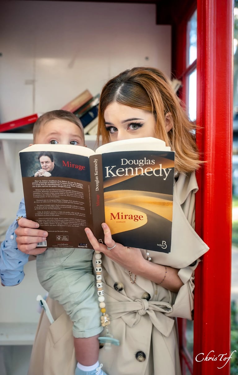 Une femme et un enfant lisant ensemble dans une cabine de lecture à Perpignan centre , 66000. 