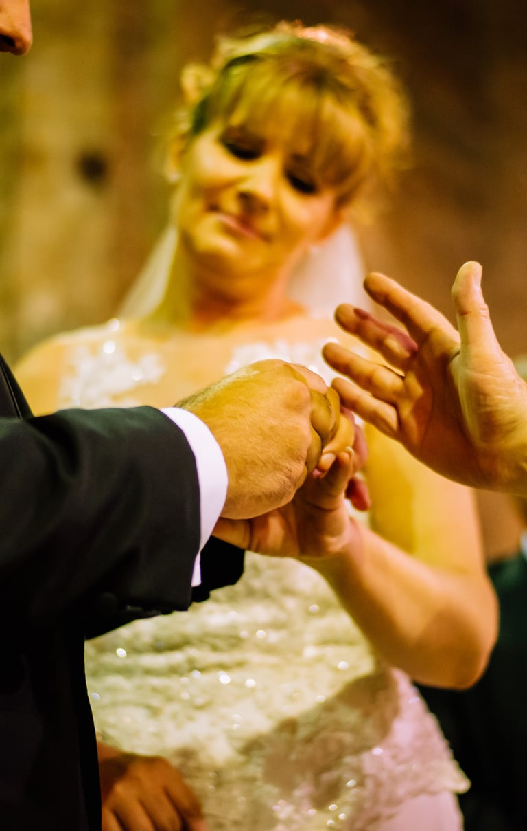 novio poniendo el anillo a la novia, fotografia de casamientos en Córdoba