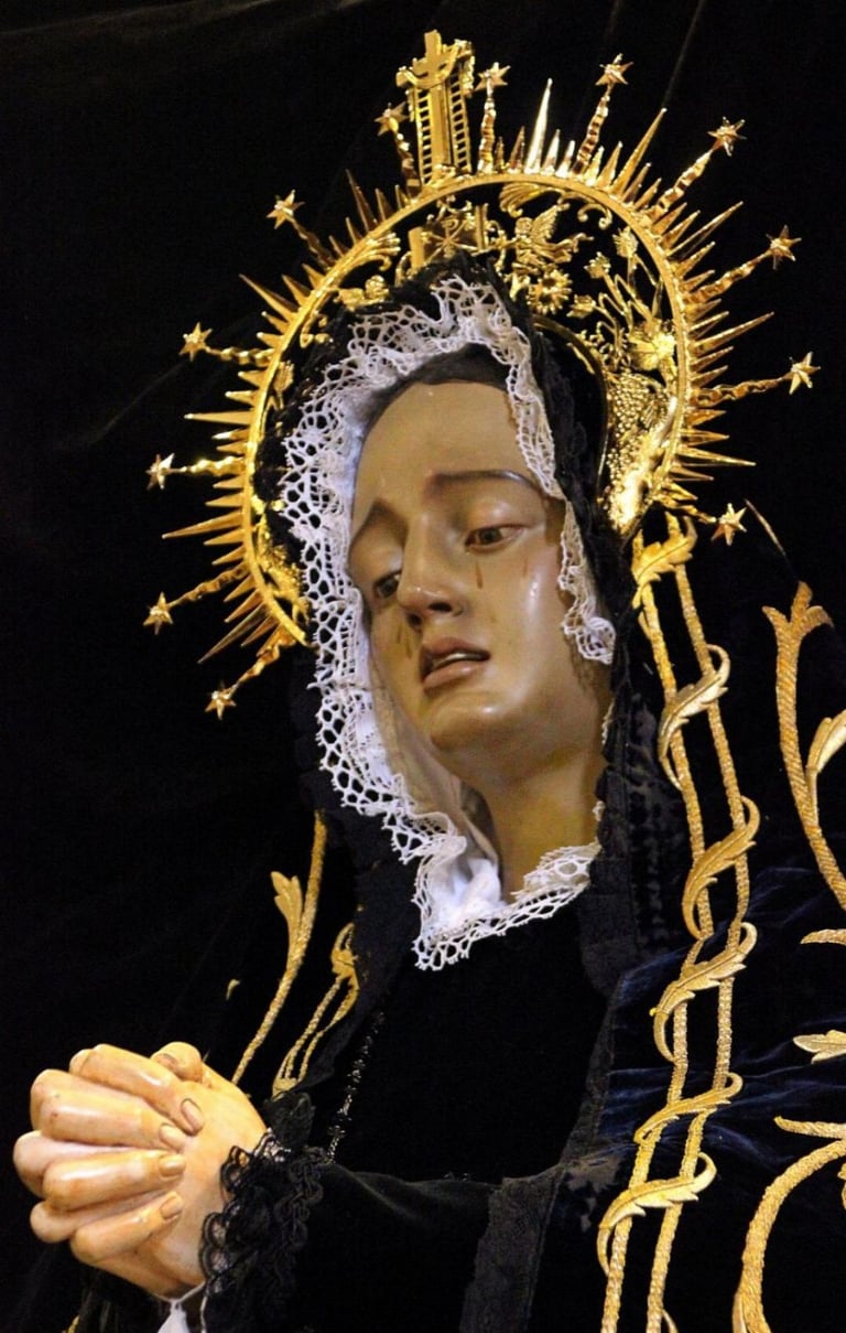 cara virgen de la soledad con corona de plata y baño de oro