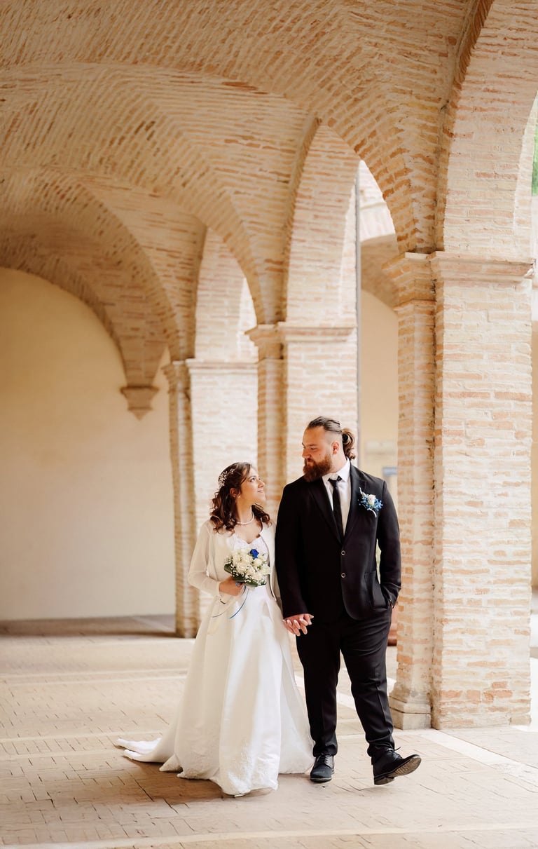 Sposi che passeggiano felici