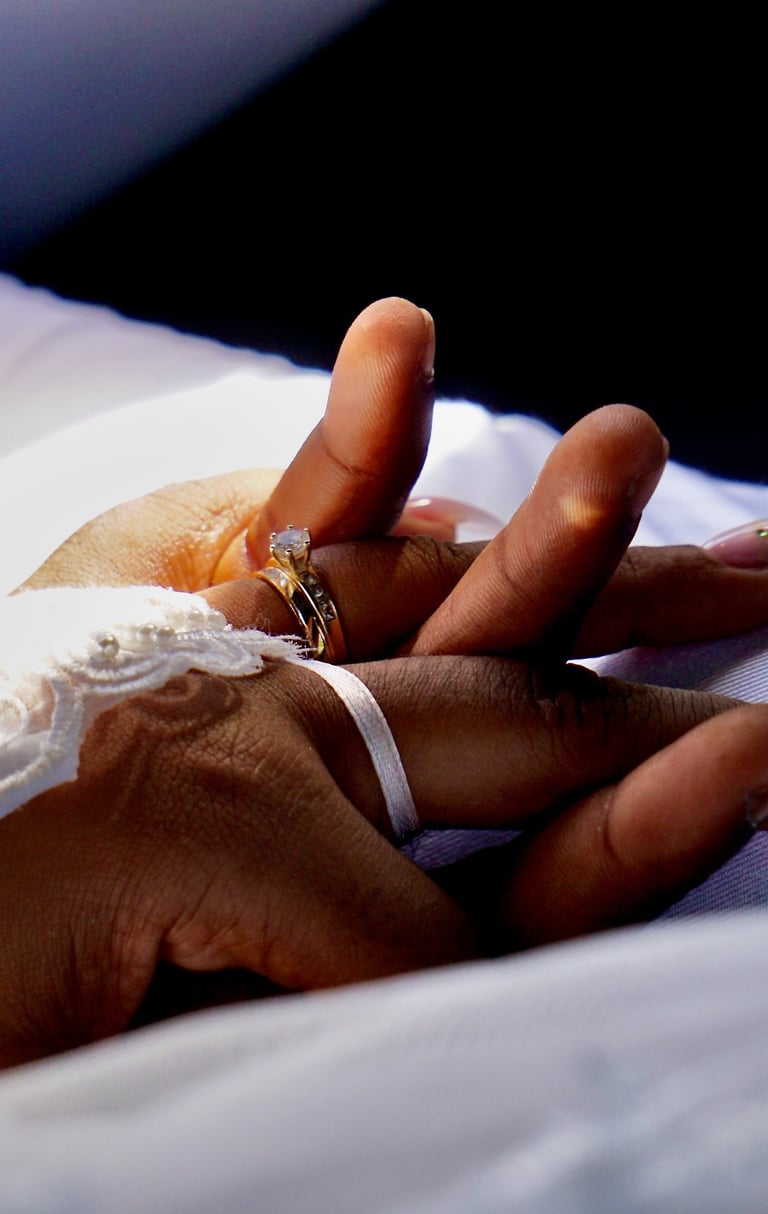 la main d'une femme tenant son mari