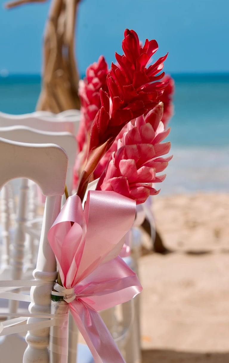 une chaise avec un ruban rose attaché