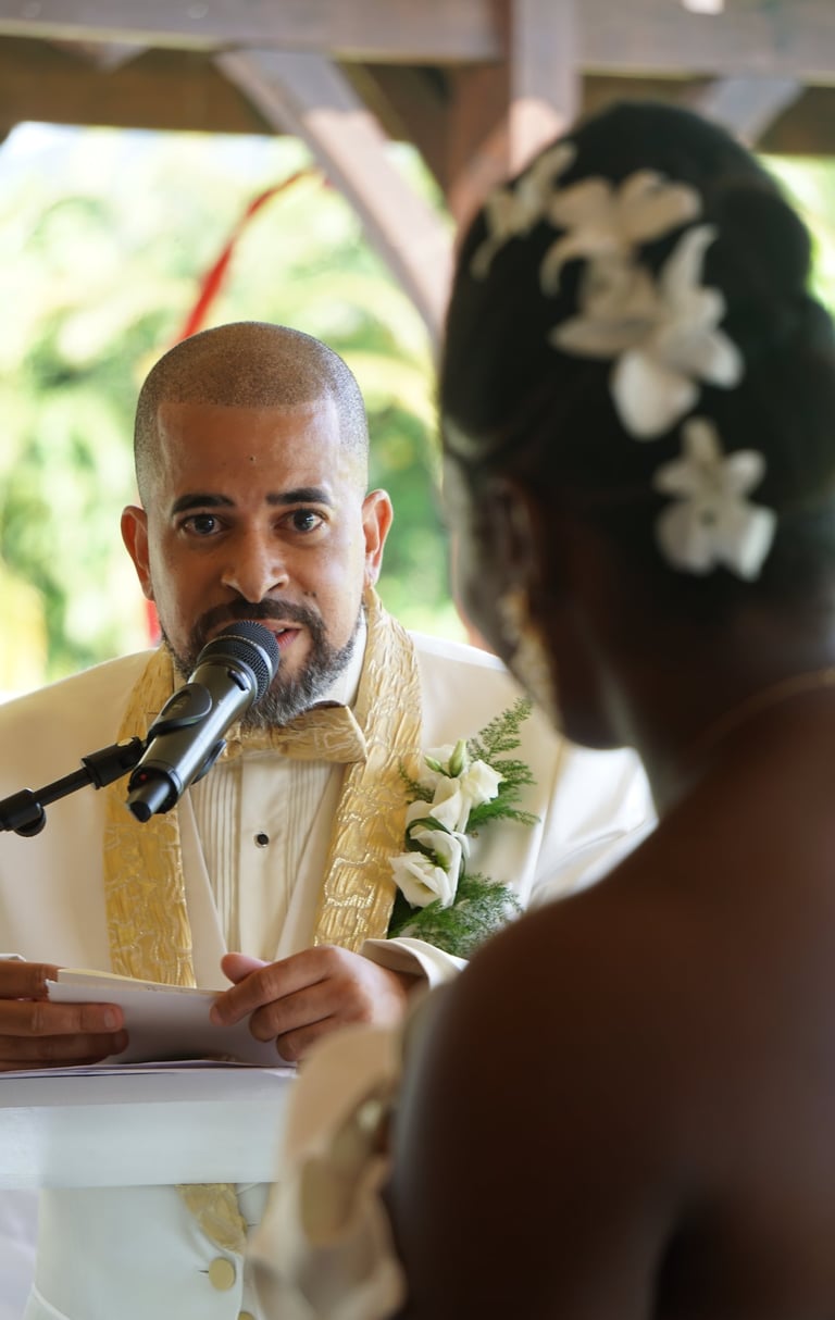 un homme en costume et une femme en robe de mariée