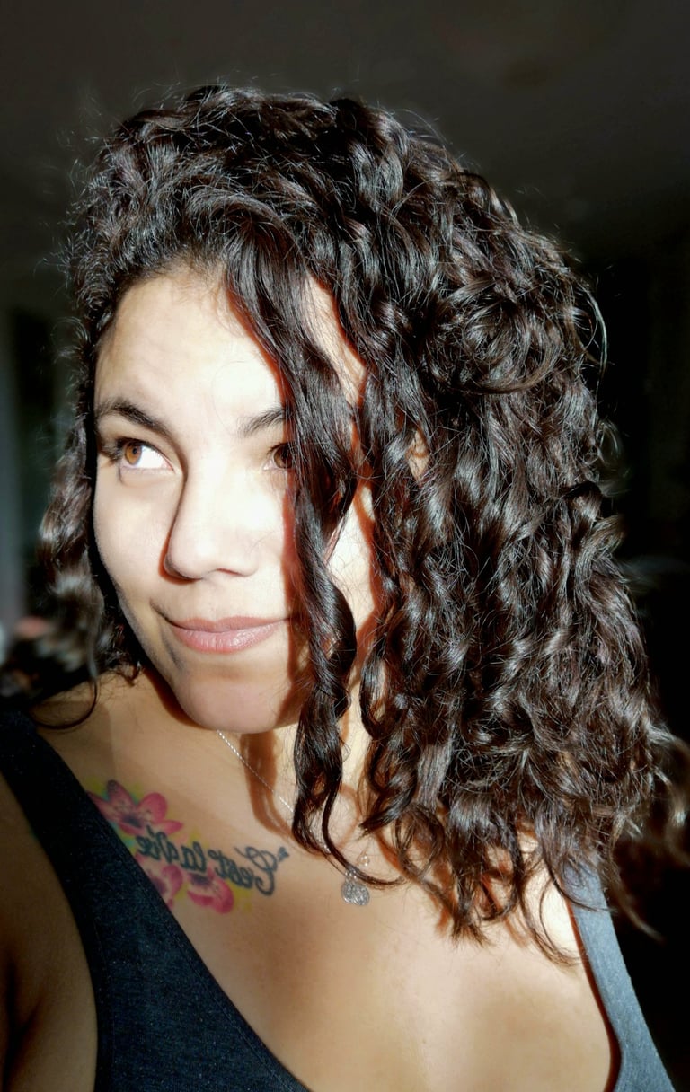 Portrait de Suzi Santana, regard éveillé et tatouage de rose, symbole de reconnaissance intuitive