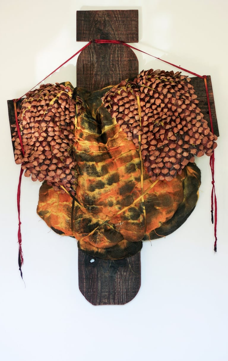 karine-nguyen-van-tham-armure scellée sur croix en bois, sculpture