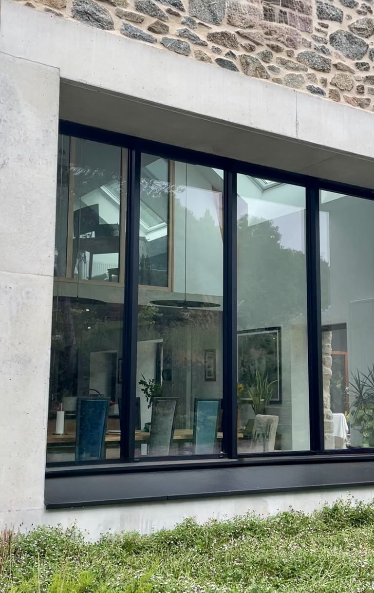 Nettoyage soigné de grandes baies vitrées en Bretagne, pour une clarté impeccable et durable