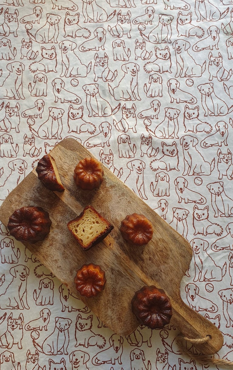 Des cannelés sur une planche en bois
