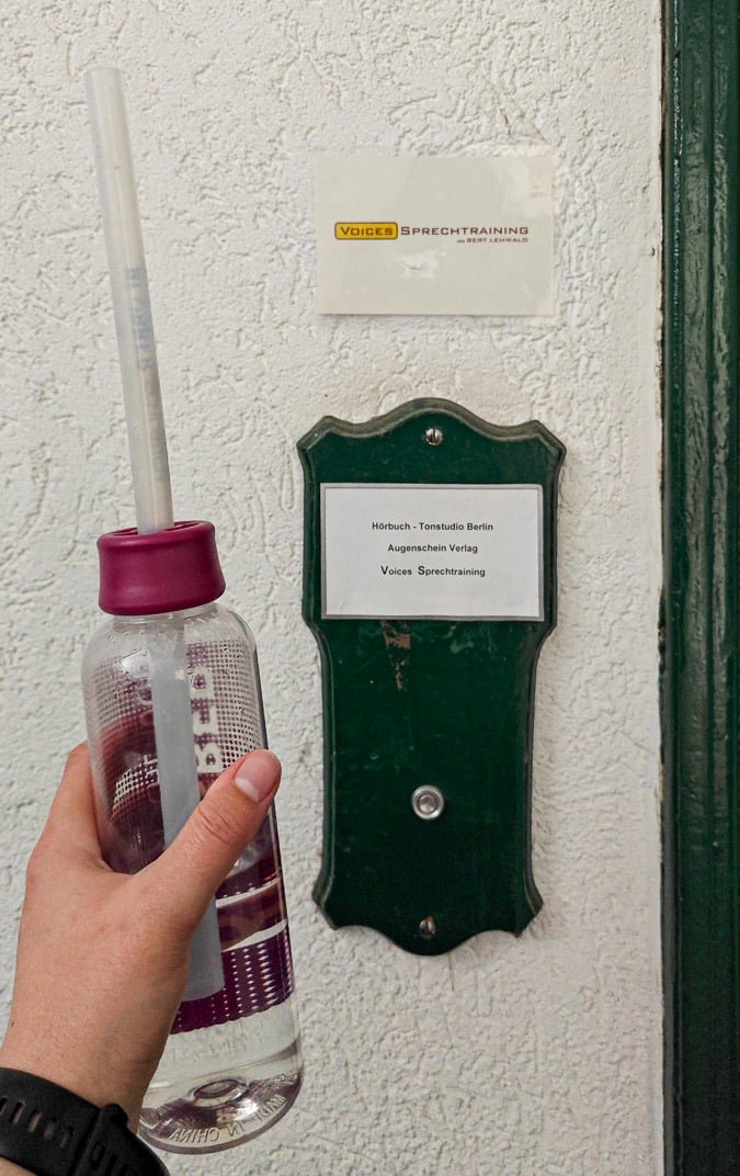 Mit Blubberschlauch und Spielfreude beim Hörbuch Tonstudio Berlin zur Existence Hörspielaufnahme