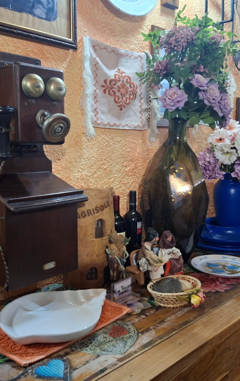 Immagini di antichità sarde nella sale interna dell'agriturismo Agrisole vicino a Olbia