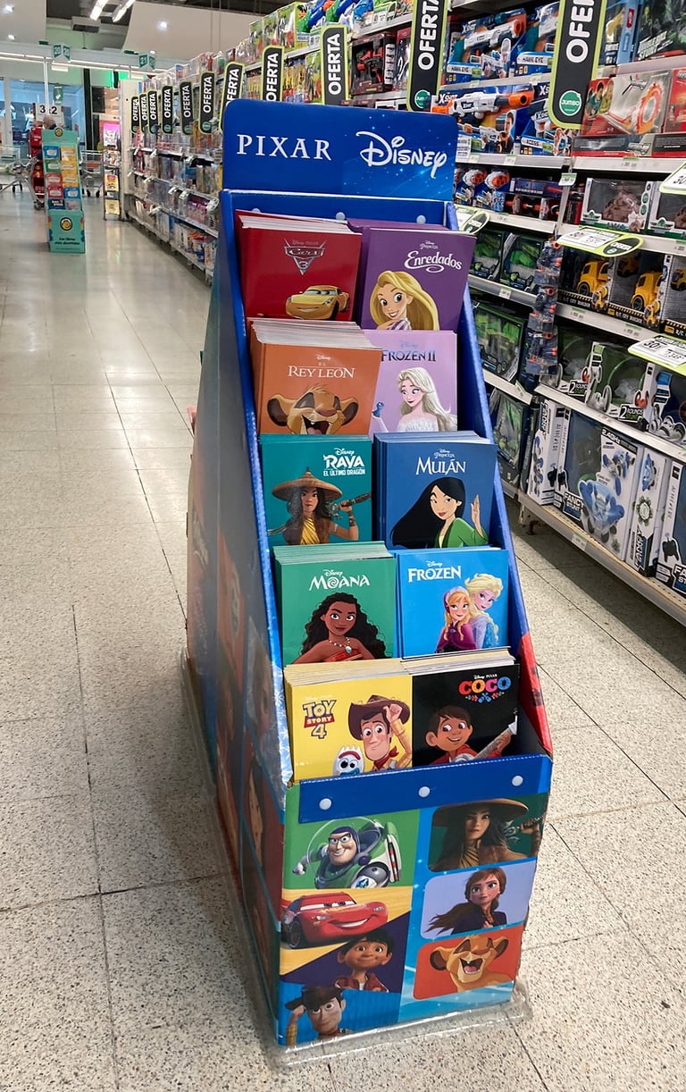 Exhibición de libros para Disney. Materiales FSC. Supermercado .
