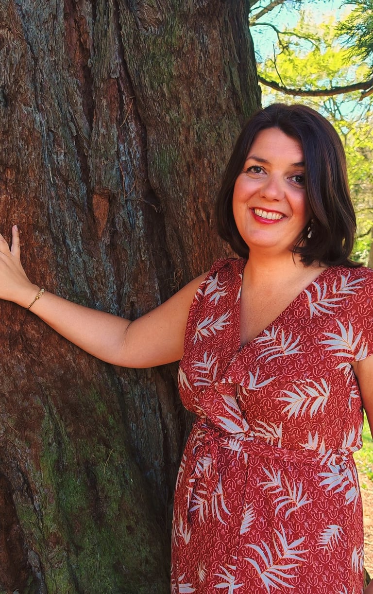 Florence Kopp – coach en réalignement entrepreneurial, au contact d'un arbre