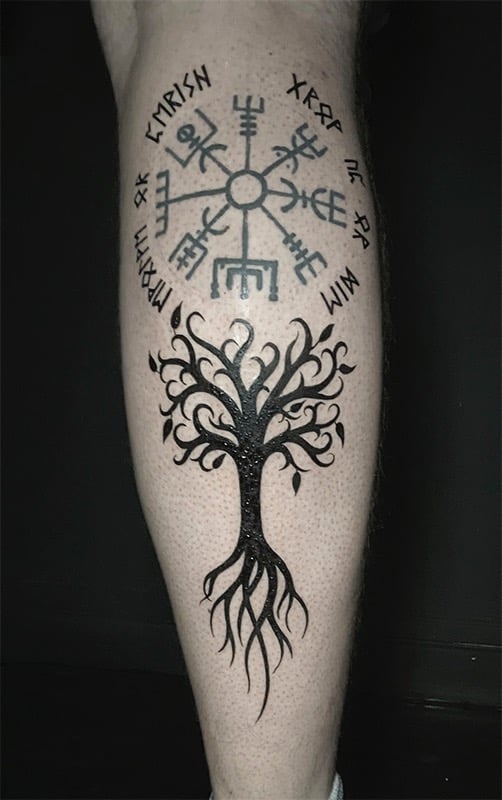 Tatouage Yggdrasil et runes Futhark
