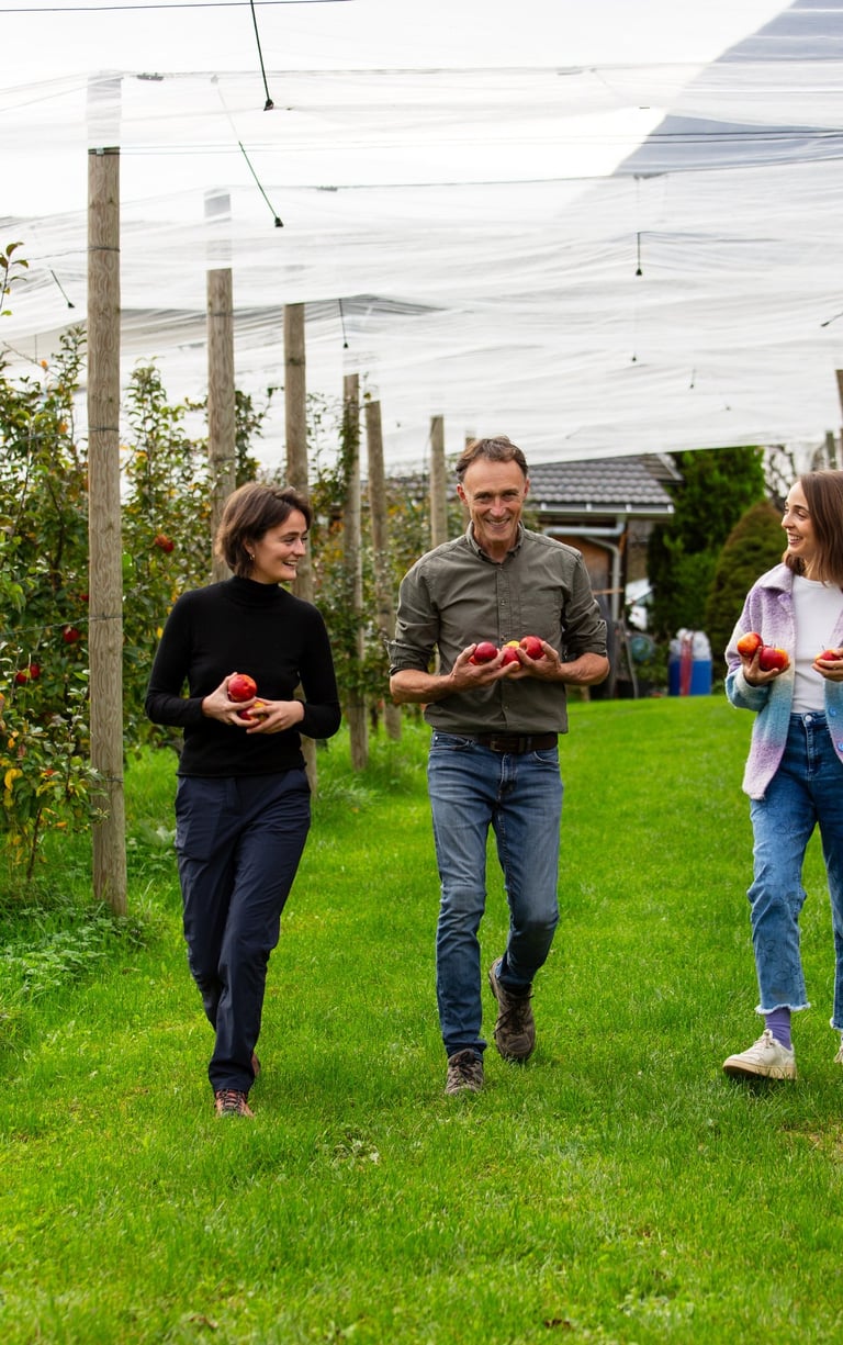 producteurs de fruits bio dans le verger