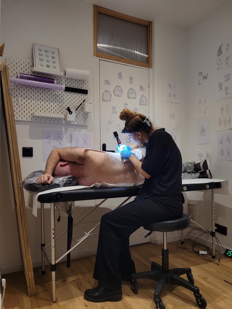 Session de tatouage en cours Hirocha tatoue un client