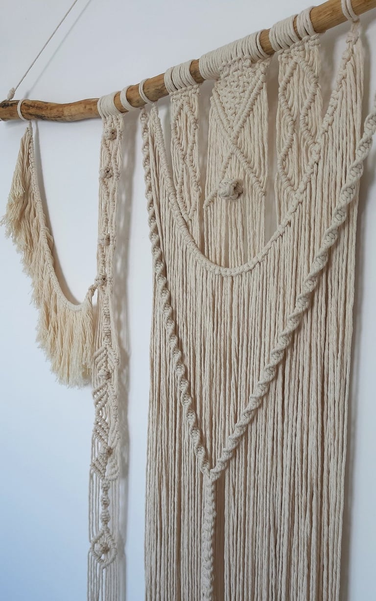 Colgante de macramé con palo de madera y cordón de algodón