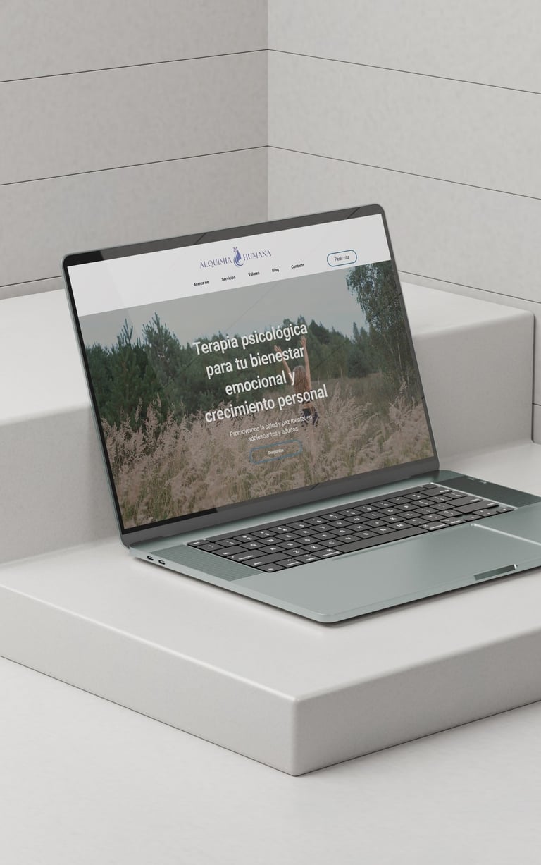 LapTop con la página de internet de Alquimia Humana reflejando la posibilidad de atender remotamente