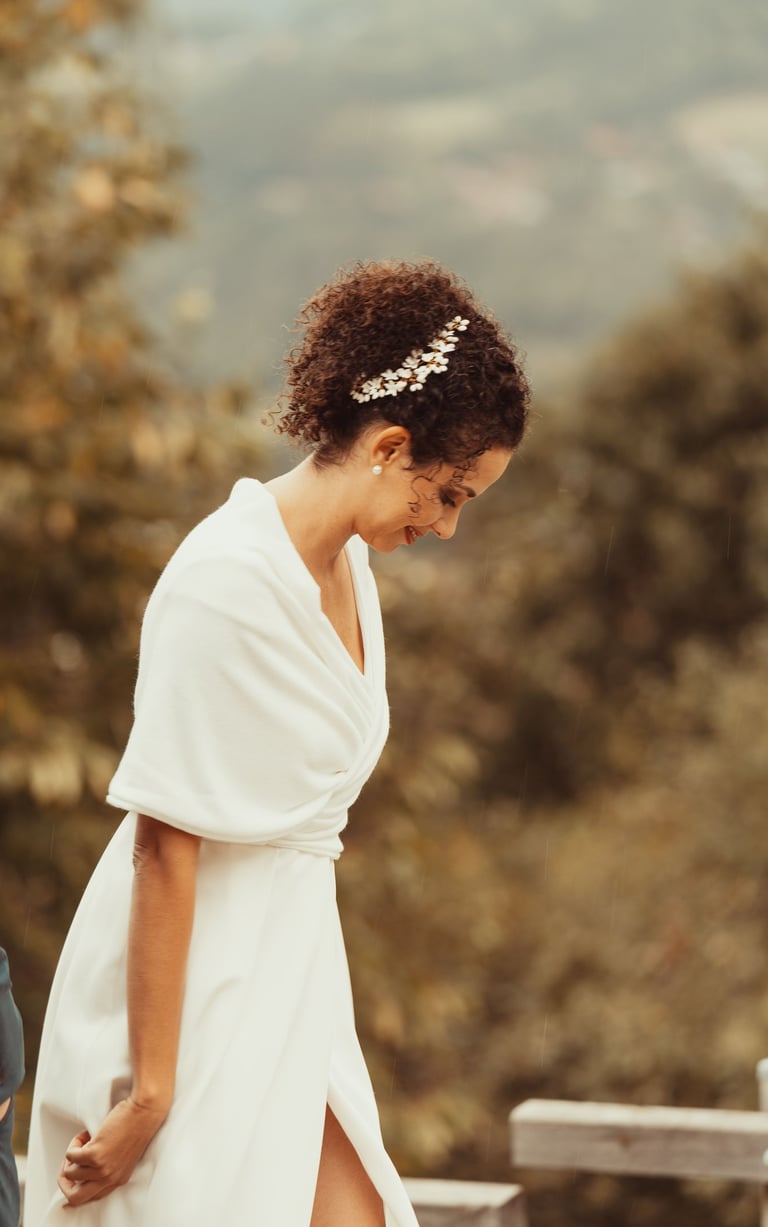une femme en robe blanche et un homme en costume