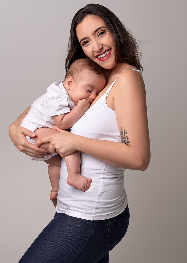 mãe com seu bebe no colo vestidos de branco