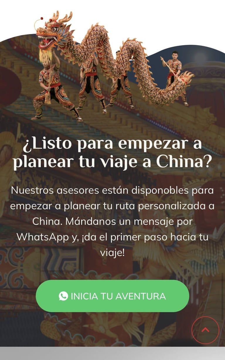 Artistas ataviados con trajes tradicionales bailan junto a un dragón chino dorado para promocionar.