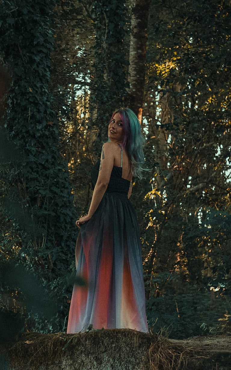 Fotografía de una mujer con vestido en el bosque
