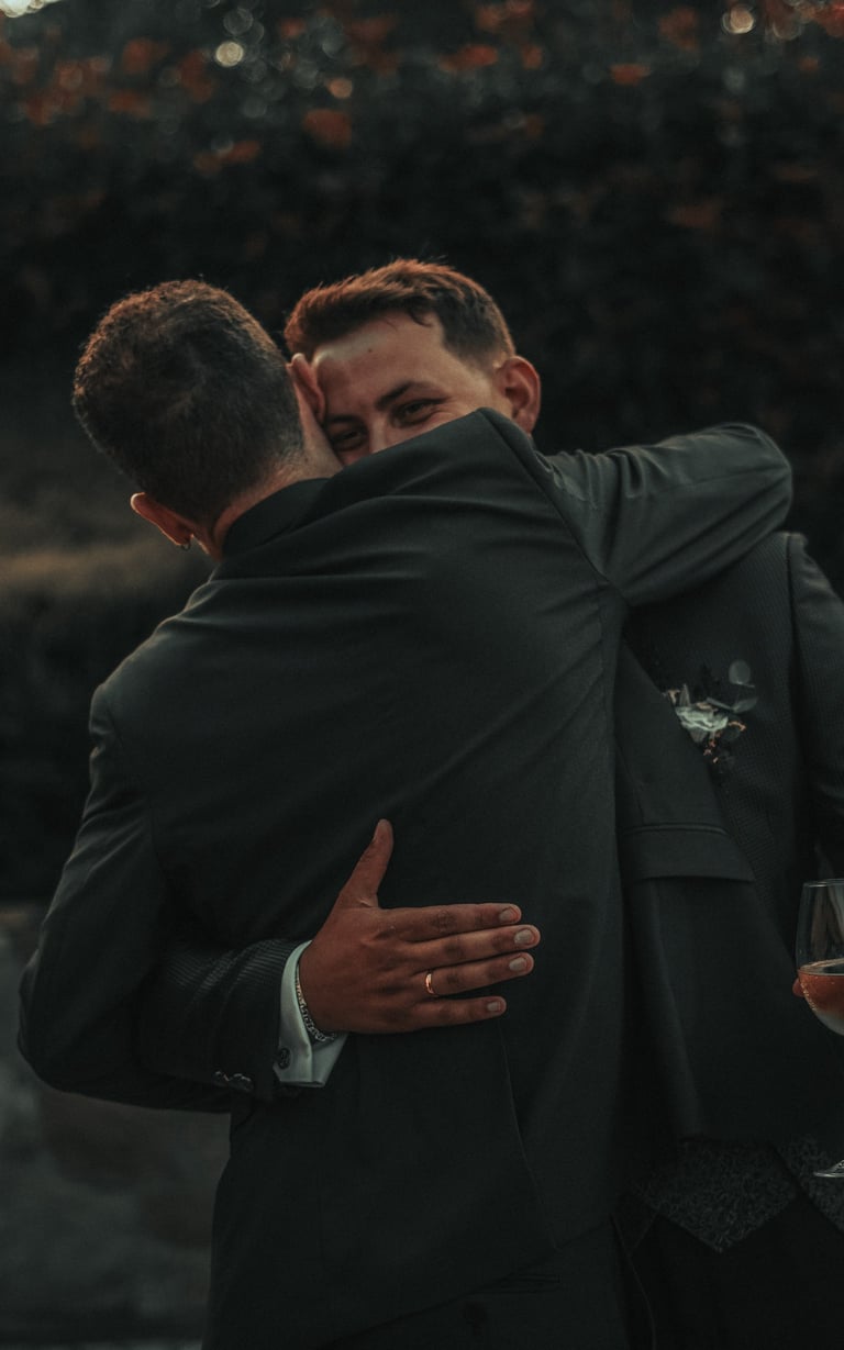 Fotografía de dos hombres abrazándose en una boda