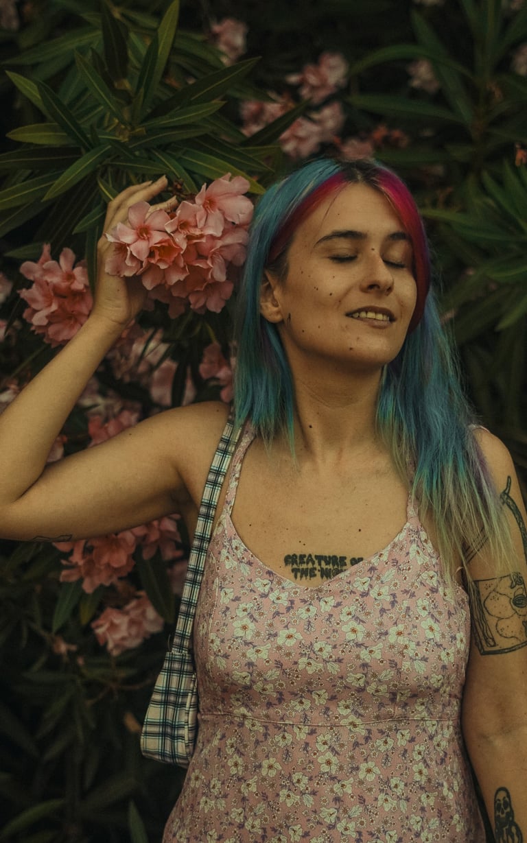 Forografía de una mujer entre flores