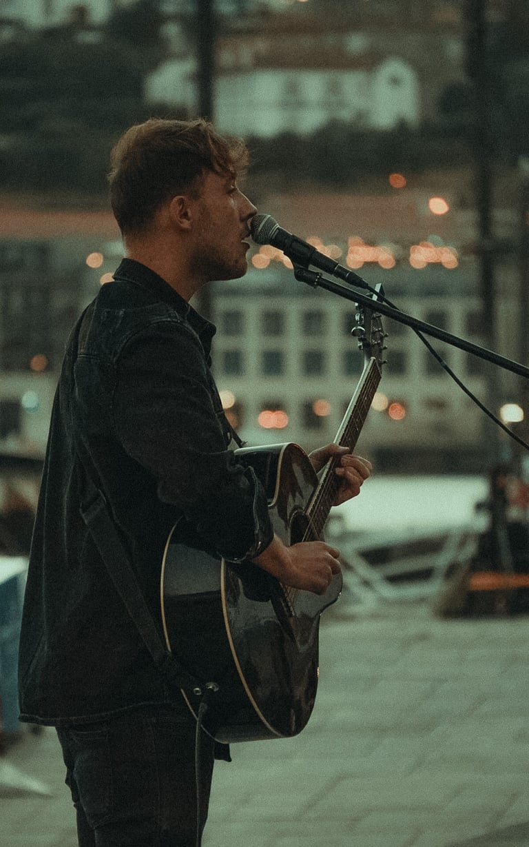 Fotografía de un hombre cantando en el paseo del río de Oporto