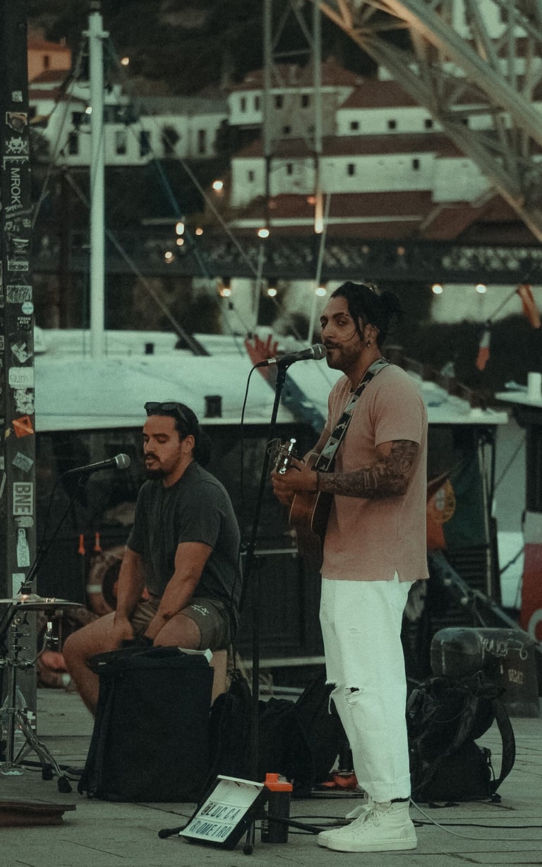 Fotografía de dos hombres cantando en el paseo del río de Oporto