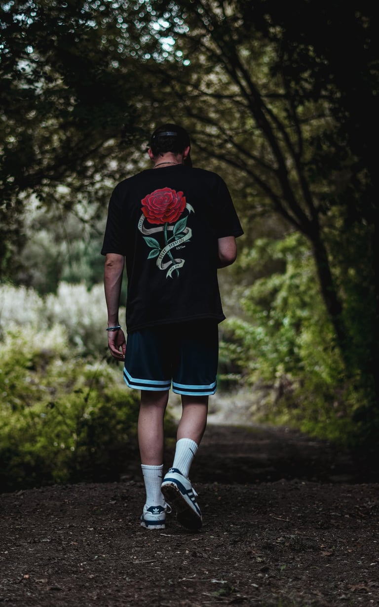 Fotografía de un hombre caminando en el bosque