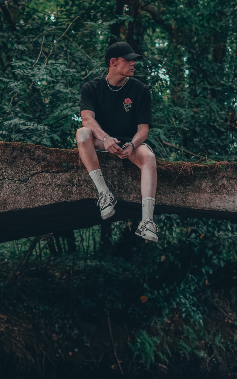 Fotografía de retrado de un hombre en el bosque