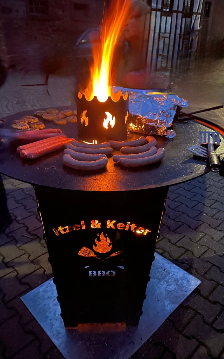 Gäste genießen Grillgut von Itzel & Keiter