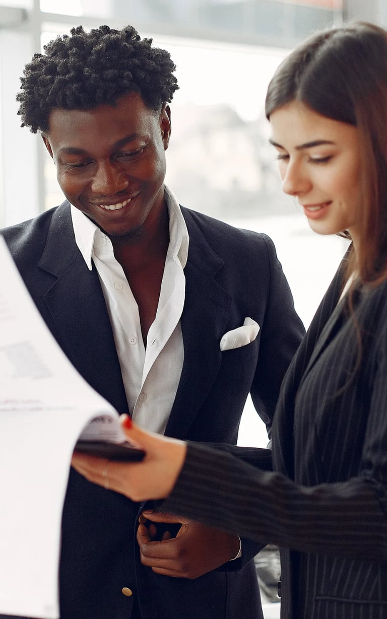 Force Prévention Sécurité – Rencontre professionnelle entre un agent de sécurité et une cliente, échangeant sur des documents