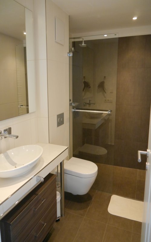 Bad mit Toilette und bodengleicher Dusche