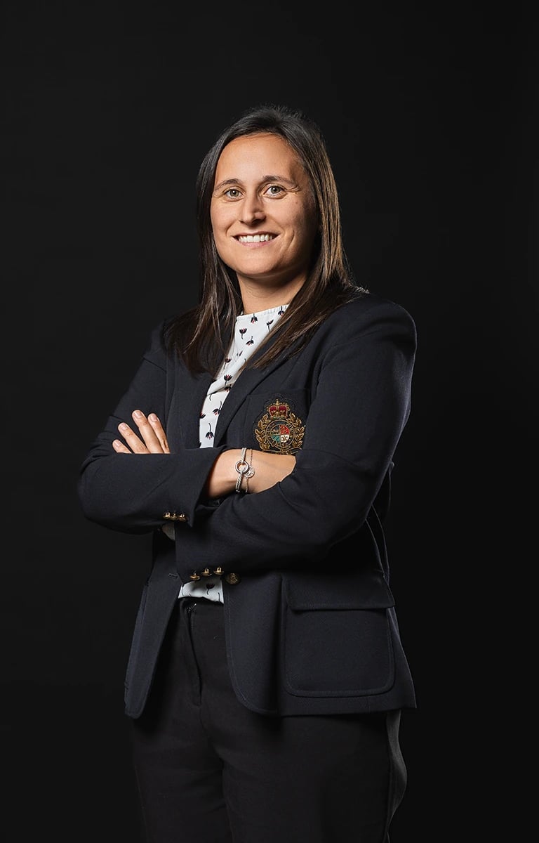 Portrait professionnel sur fond noir d'une femme réalisé en studio mobile.