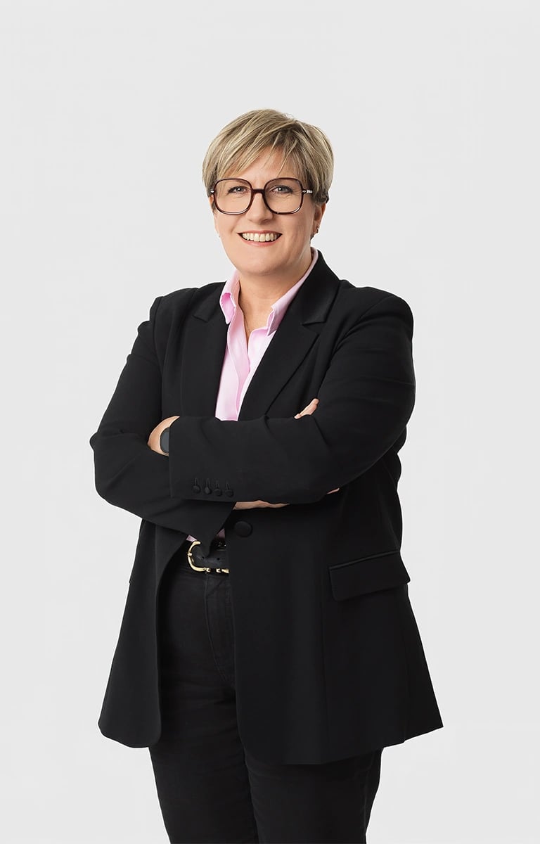 Portrait corporate d'une femme réalisé en studio photo sur fond gris.
