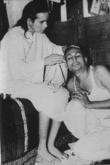 Babaji applica chandan sulla fronte di un devoto