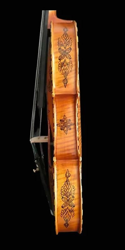 the side dtail of a hardanger violin