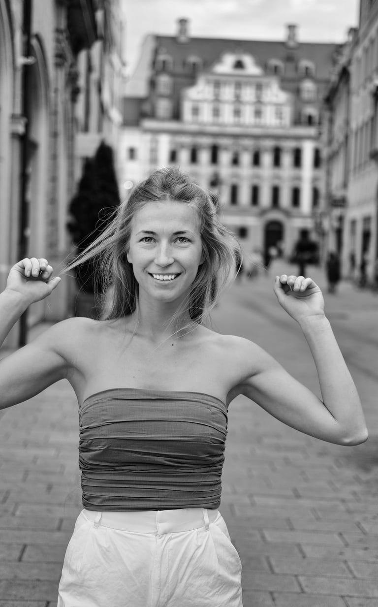 Junge Frau, die auf einer historischen gepflasterten Straße steht.  1 von 3 Varianten