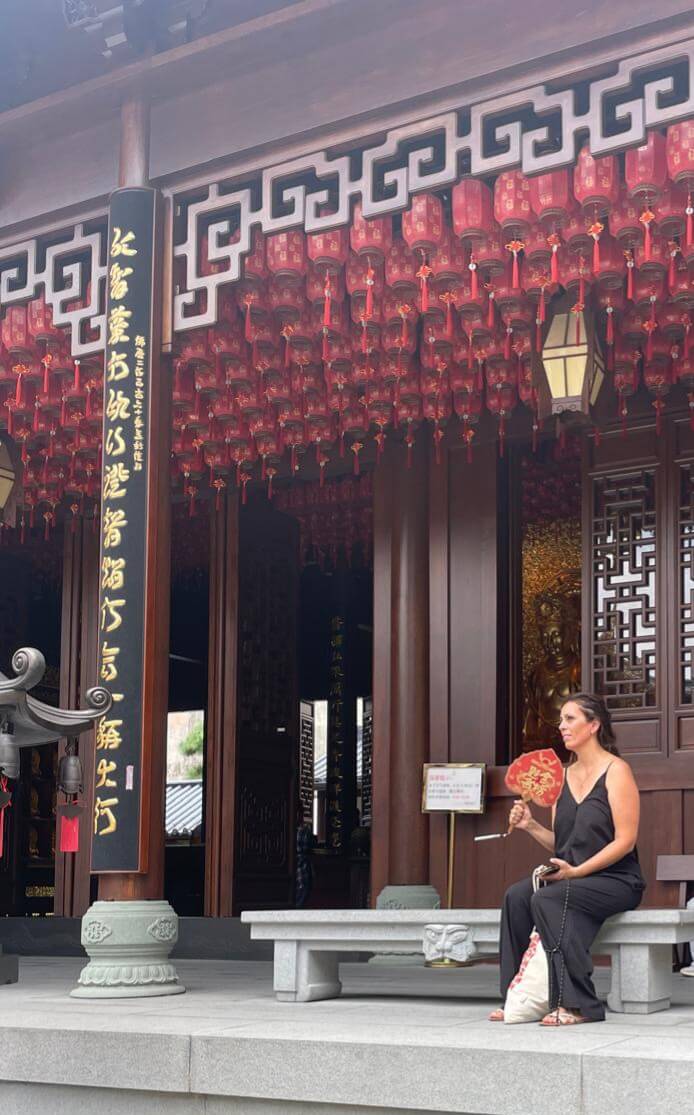 praticienne dans un temple de Shanghai