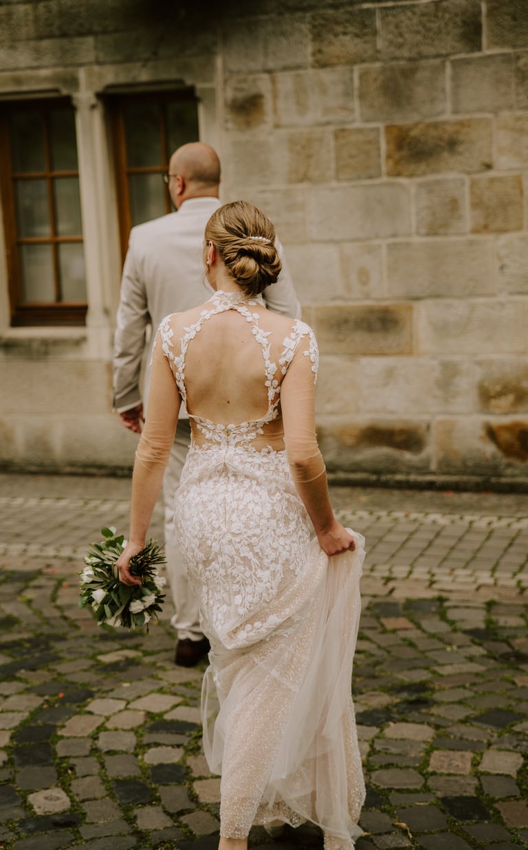 Cineastisches Porträt der Braut im Hochzeitskleid mit natürlichem Licht