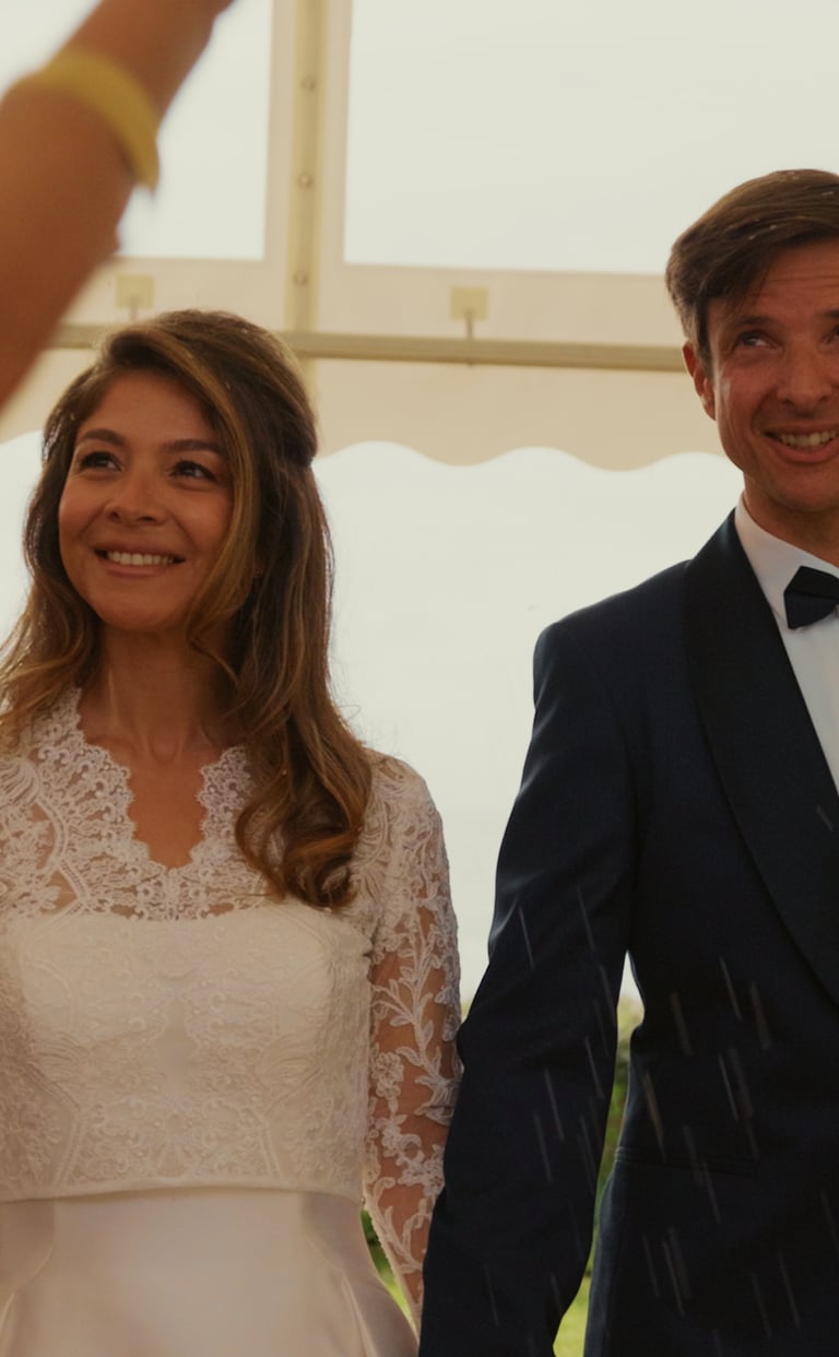 Mariés souriant en sortant de cérémonie - film de mariage Thomas Critelli