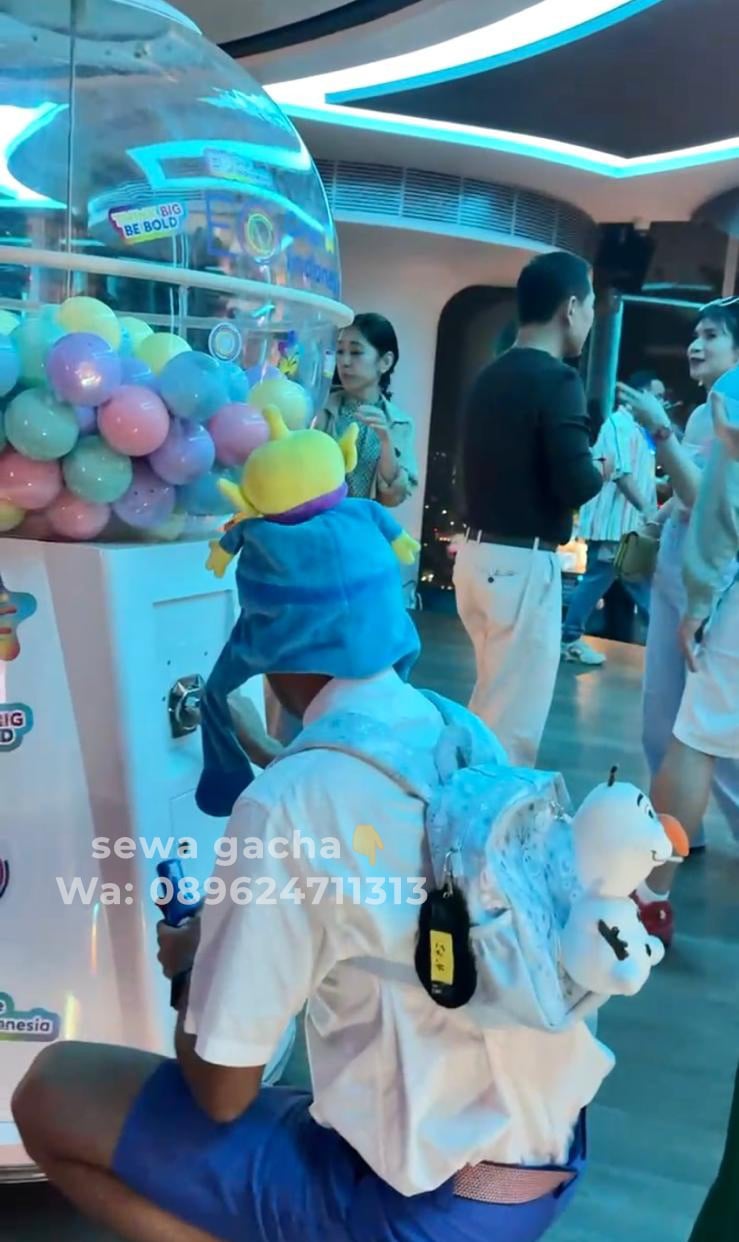 sewa mesin gachapon putih jumbo di Acara Indonesia Open
