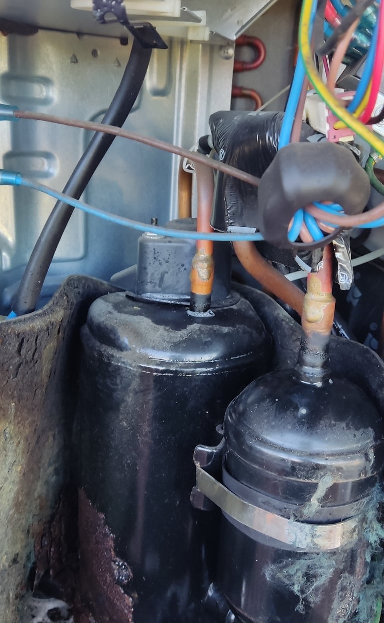 Compressor com ferrugem em unidade condensadora por falta de manutenção.
